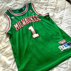 Oscar Robertson Mikwaukee Bucks jersey